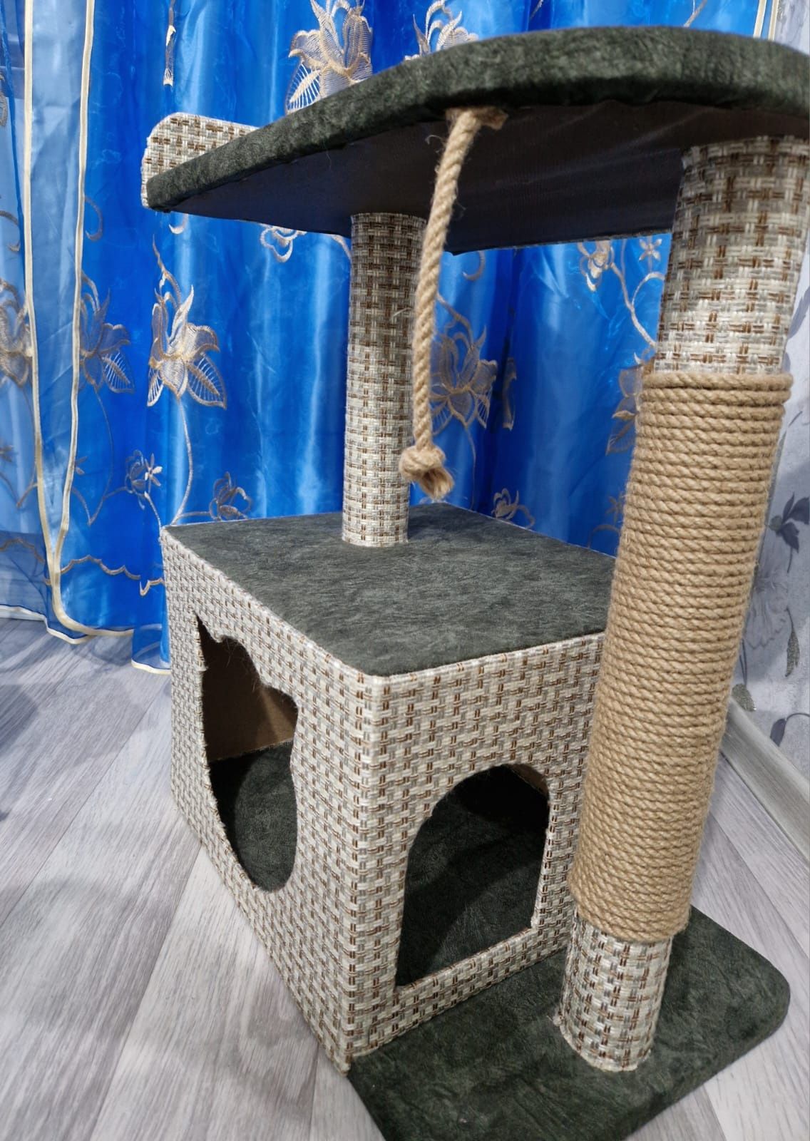 Продам домик для кошек.Почти новый.