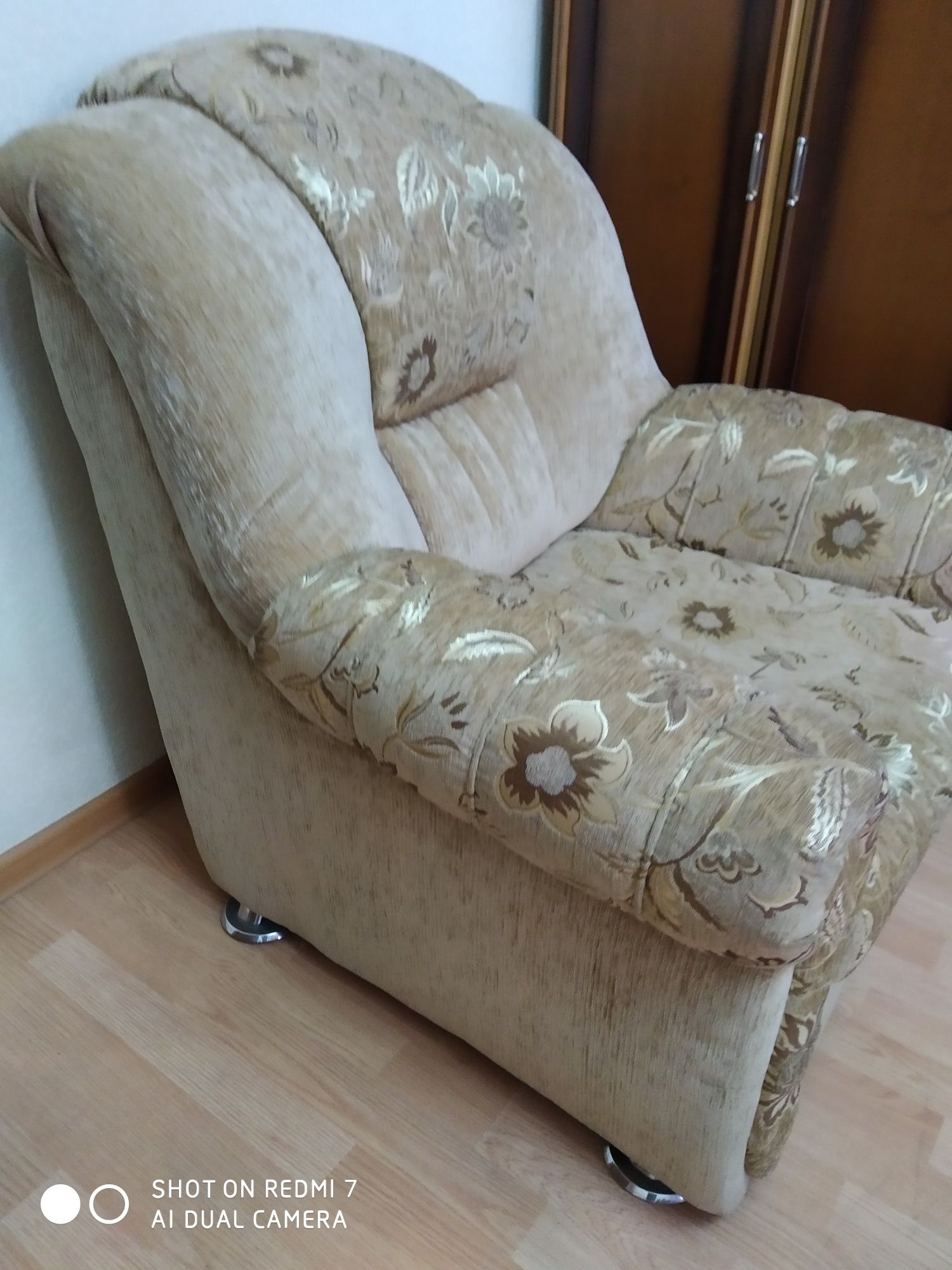 Продаем комплект мебели: диван и кресло