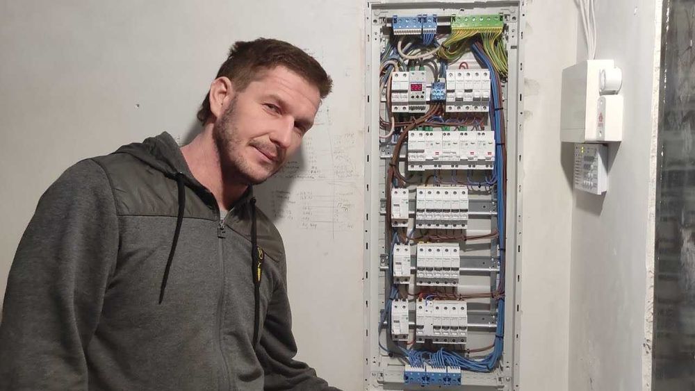 Частные электрики. Услуги электрика: проводка, розетки, люстры, щиты