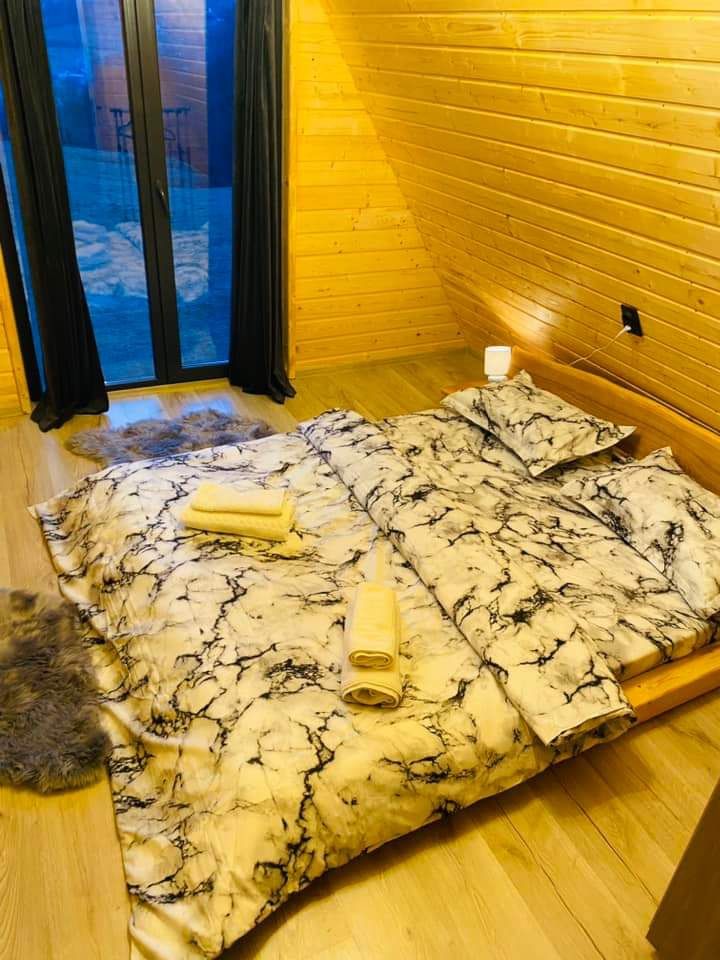 Cabane de lemn cu două dormitoare baie bucătărie