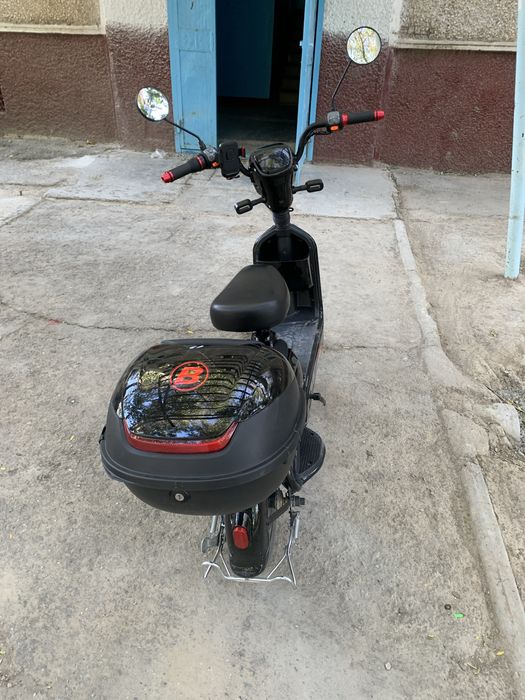 Новый скутер состояние отличное недостатков нету багаж спереди есть