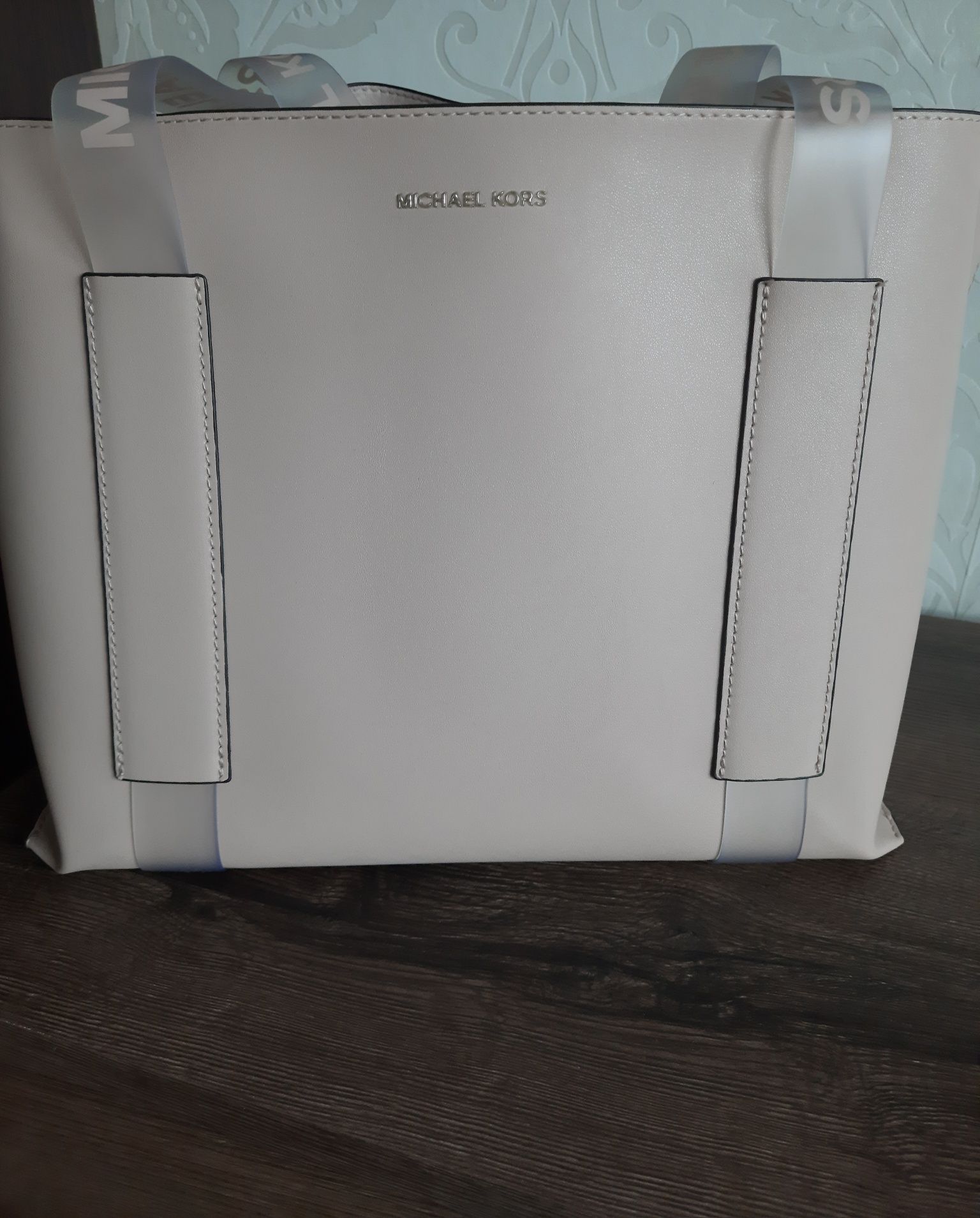 Продавам оригинална чанта MICHAEL KORS Wonderlust