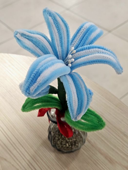 Crini handmade în vază de sticlă