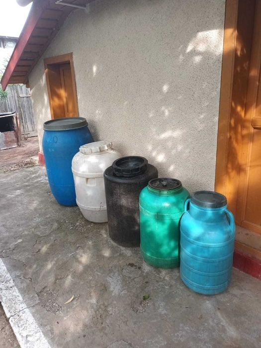 Vând bidoane pastic , uz alimentar.