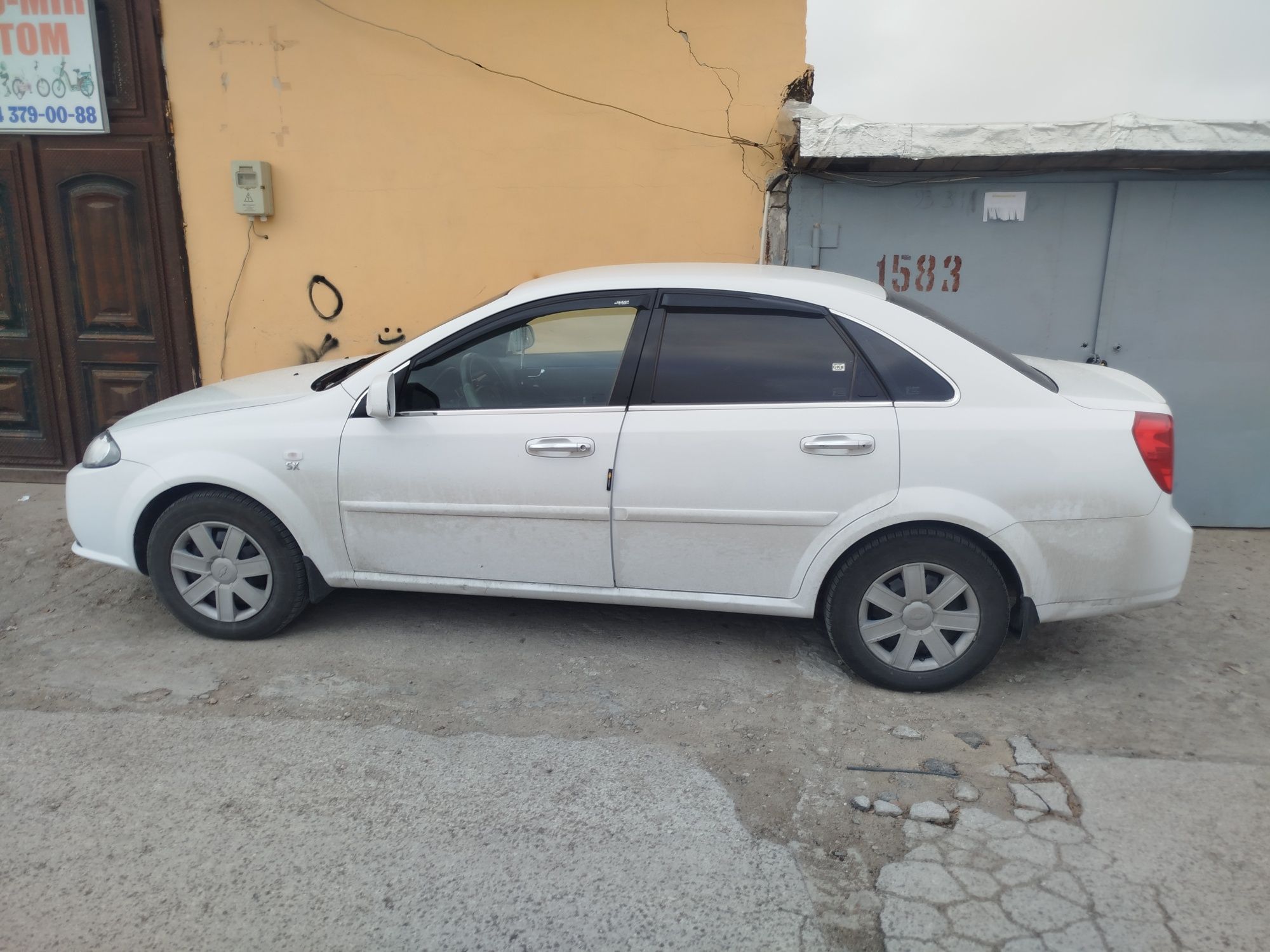 Avtomobil sotiladi.