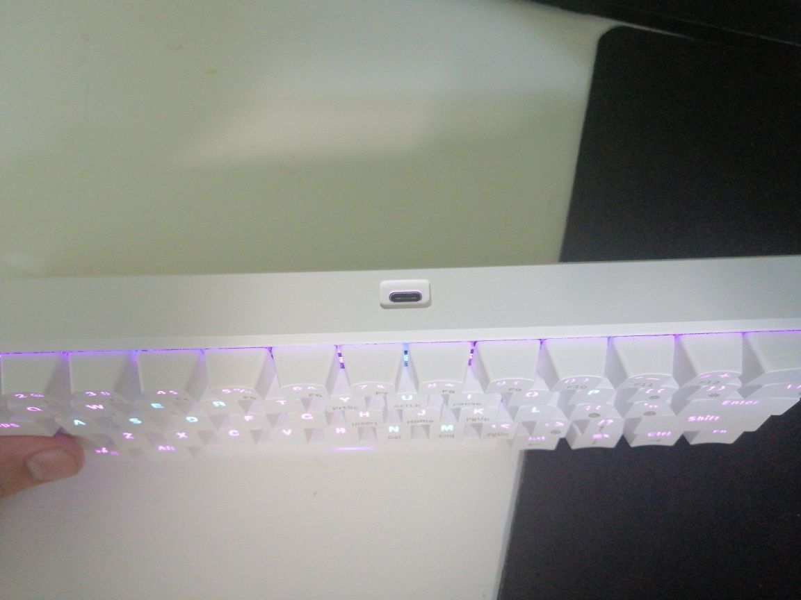 vand tastatura mecanica rk61