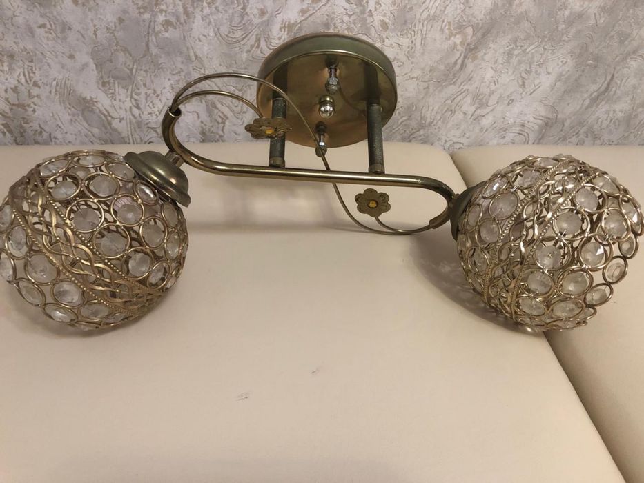 Люстра две лампочки.