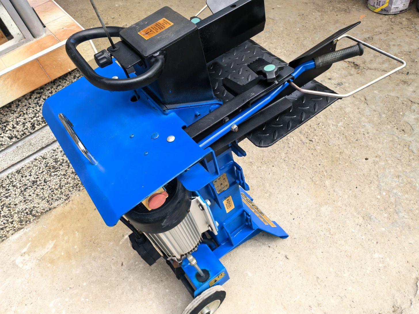 GUDE 8T/D Вертикална дървоцепачка. Машина за ЦЕПЕНЕ на дърва 380V 8t