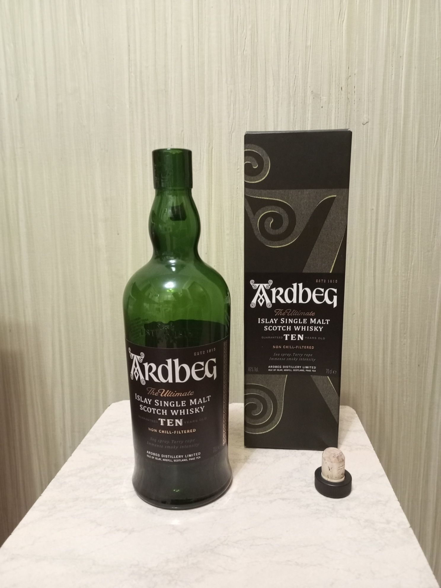 Пустая бутылка из под виски Ardbeg ten