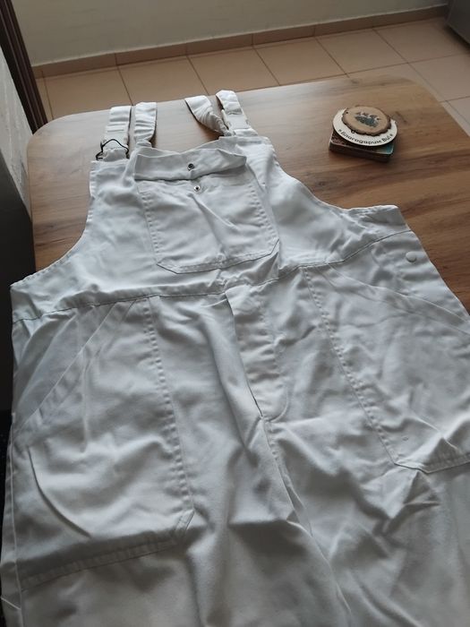 Бели работни дрехи