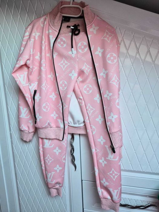 Продавам детски екип за момиче