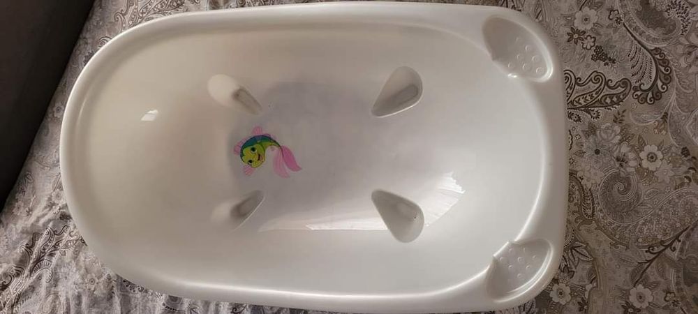 Cadita bebe,  2 buc la 75 de lei.