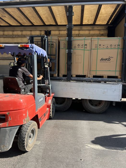 Quyosh panel va invertorlar ustanofkasi bilan