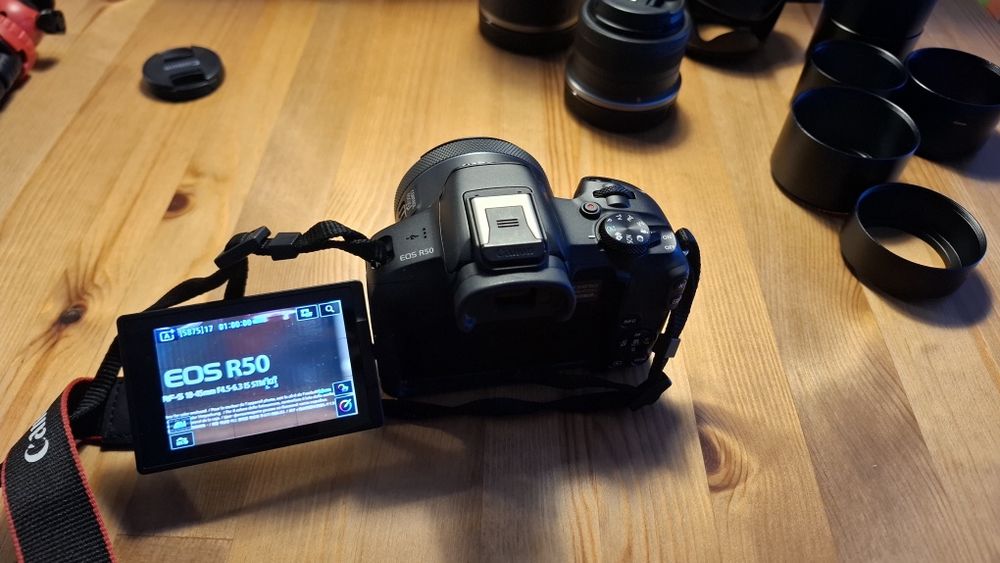 Canon R50 Mirrorless- APS - C с три обектива