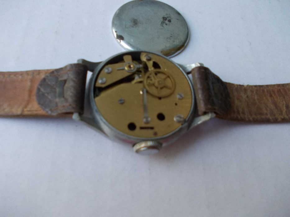 Ceas vechi de mana barbatesc MILITAR? defect