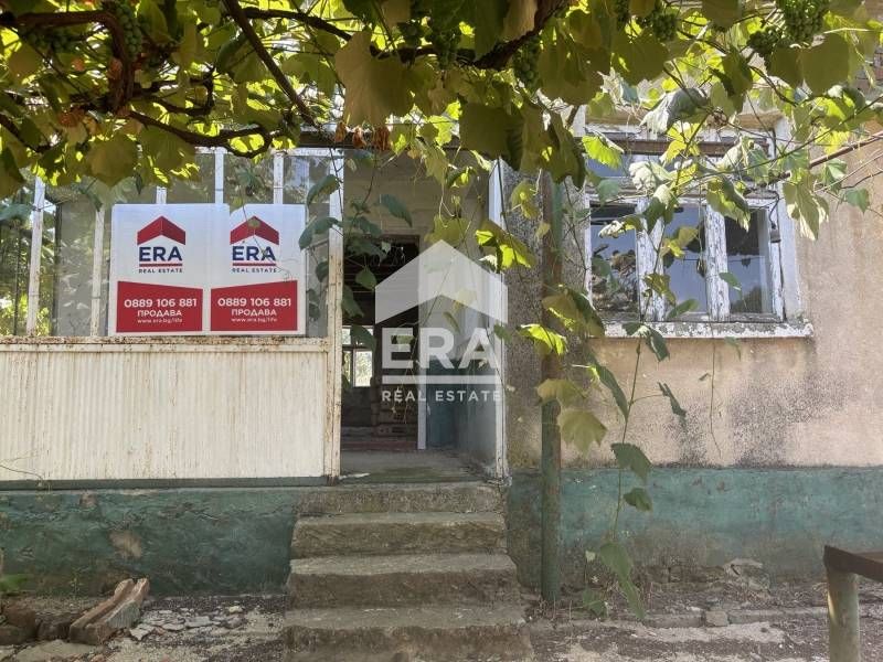 Ексклузивна къща с отремонтиран покрив за продажба в центъра на село С
