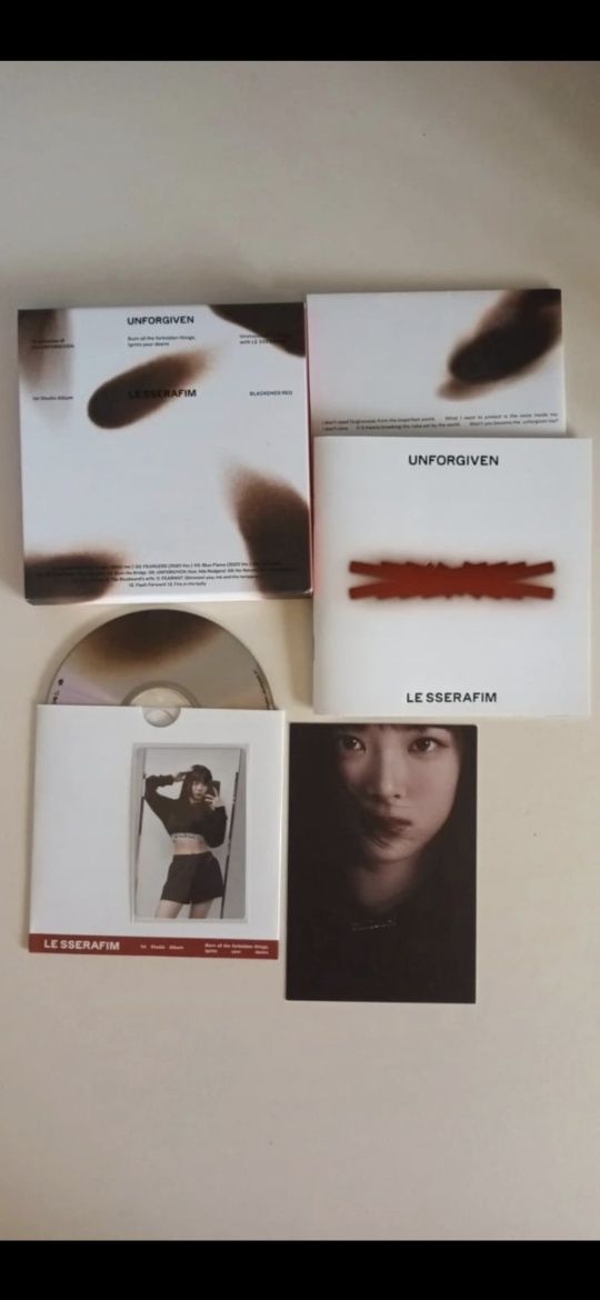 Vind album muzica Unforgiven le sserafim  album eunchae ver blackened