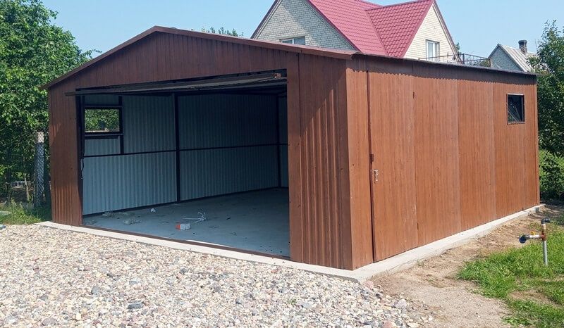 Garaj pe structura metalica din panouri sandwich