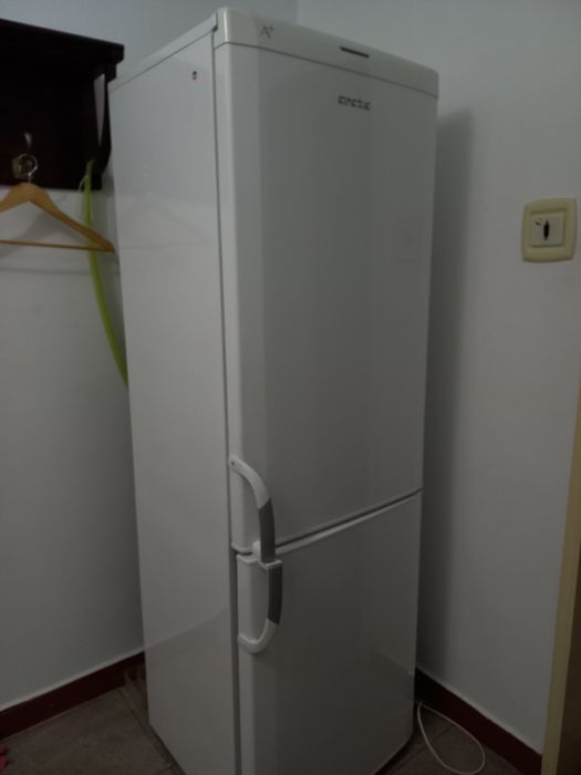 Vand combina frigorifică , maṣină de spălat Indesit si un aragaz