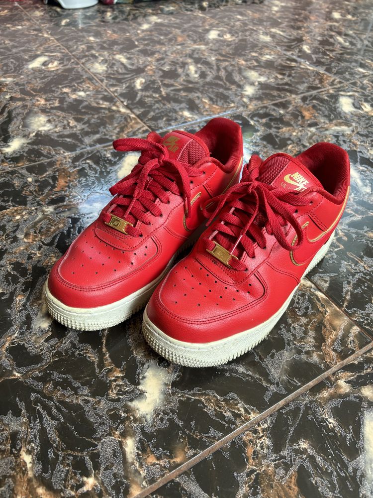 Vand pantofi Nike Wmns Air Force 1 ‘07 ess university red dama, femei