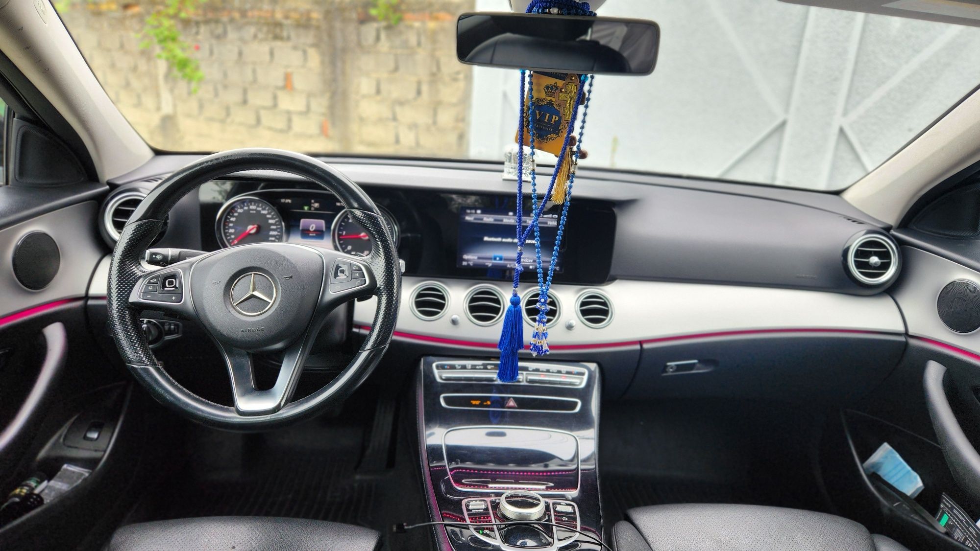 Vând Mercedes E200