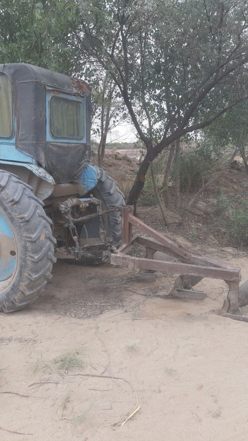 Traktor sotiladi soz holda hamma joyi ishlaydi