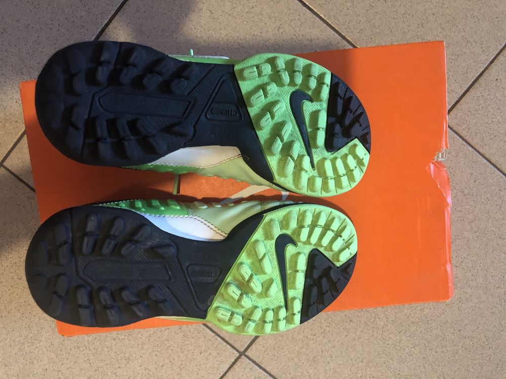 Детски маратонки за футбол Nike