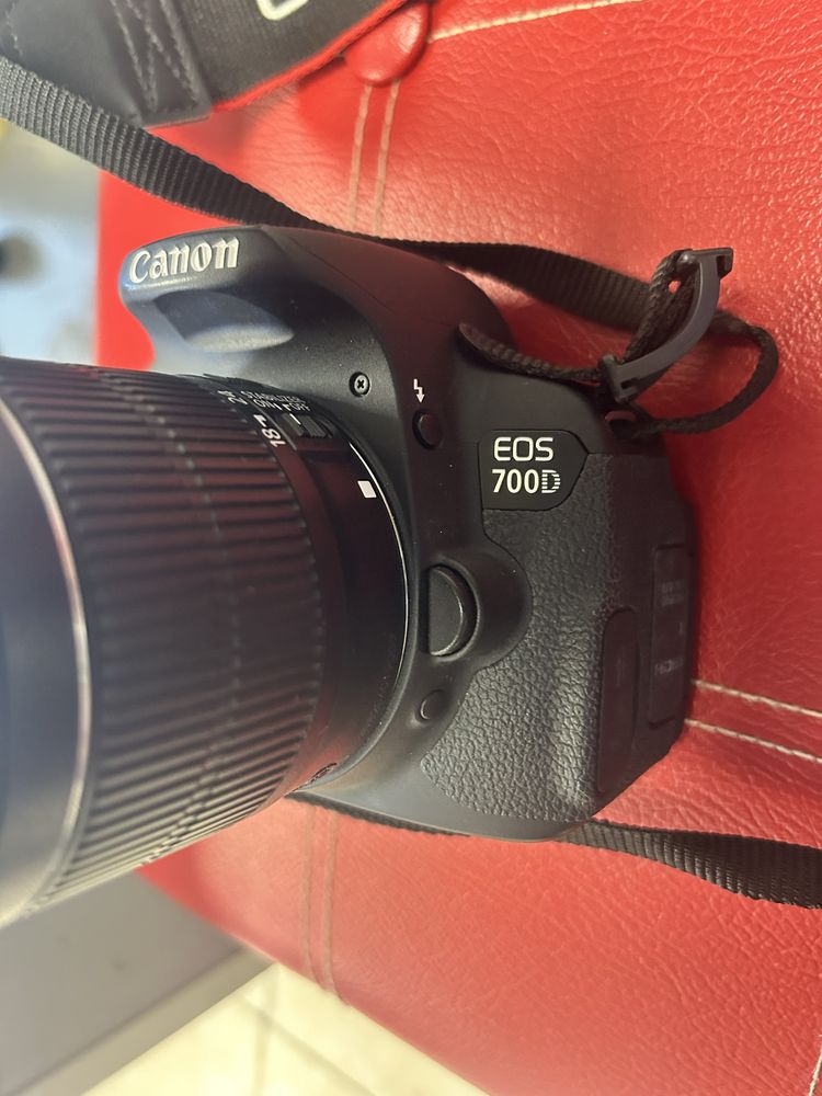 Фотоапарат Canon Eos 700D + обектив EFS 18-55mm