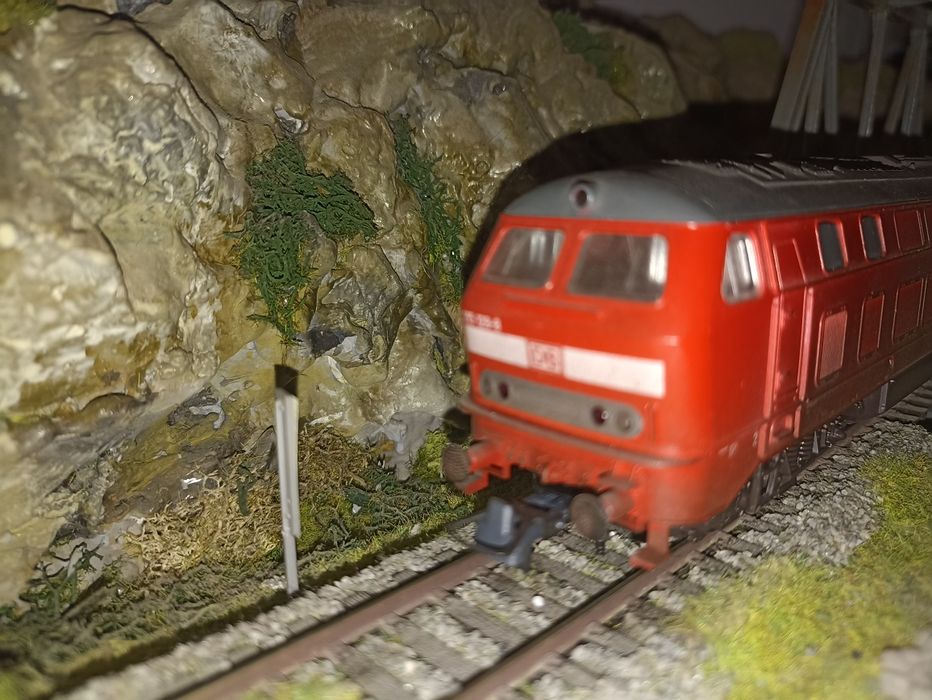 Locomotiva diesel 215 Roco trenulet electric scara HO