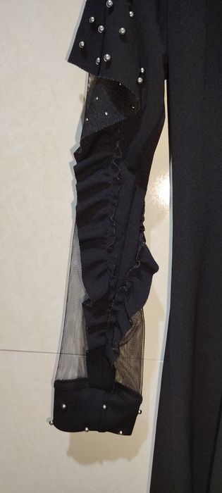 Qora koylak uzunligi tizzadan