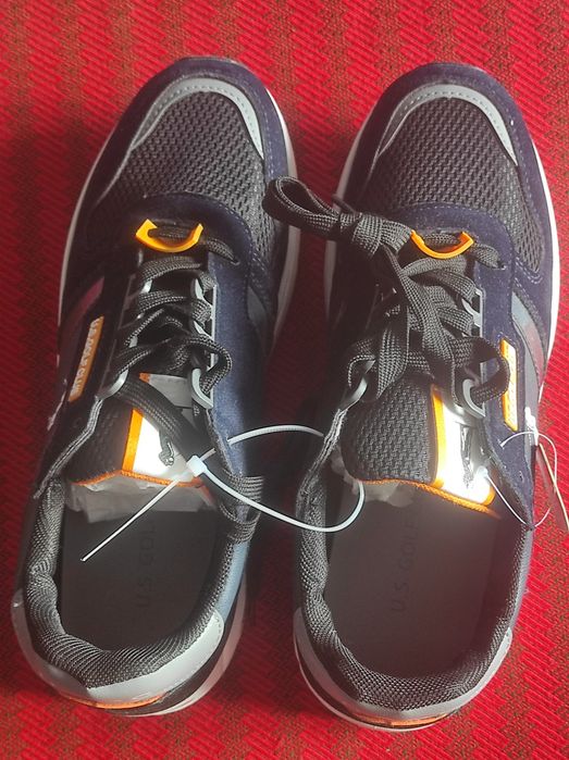 Adidasi noi nouti, cu eticheta, in cutie