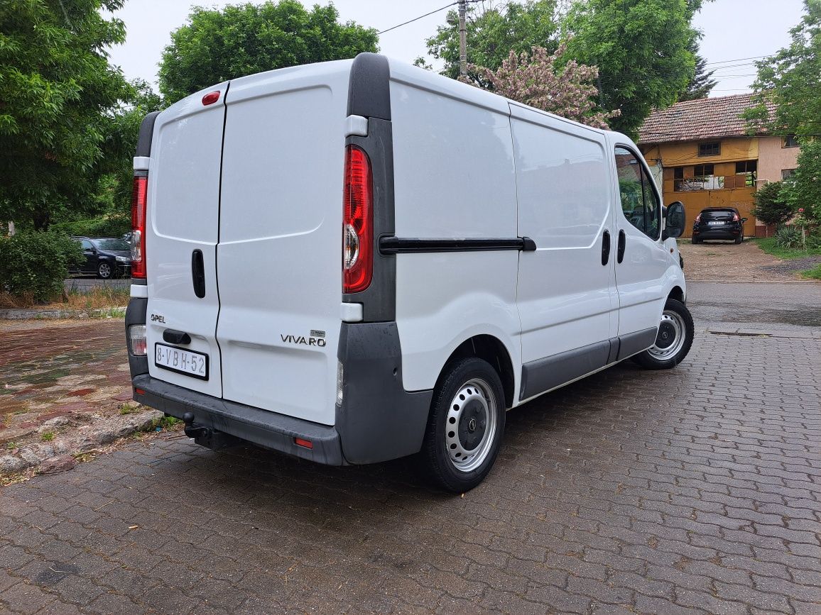 Opel Vivaro 2.0cdti ,3 locuri, clima