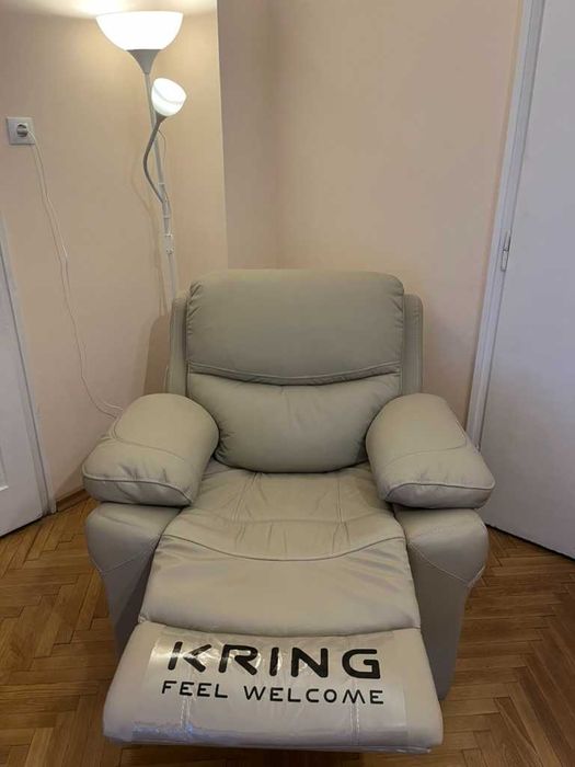 Продавам бежов реклайнер фотьойл Kring Royal