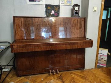 Продавам пиано 