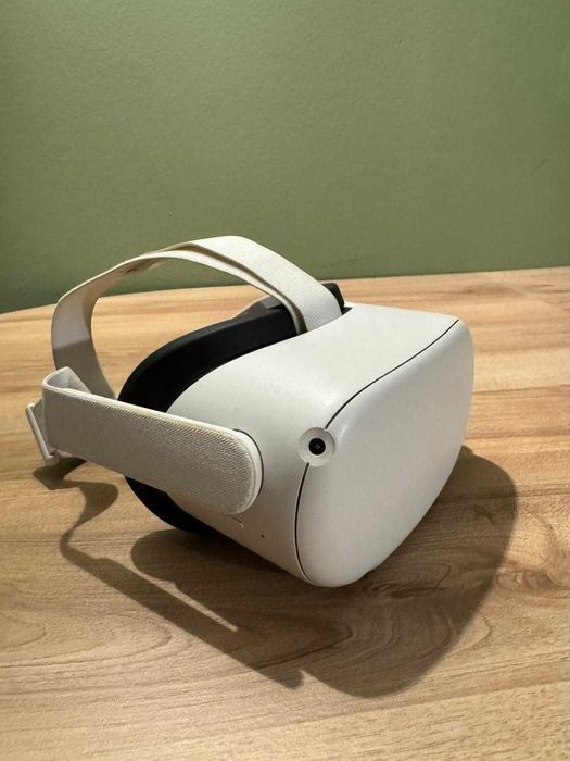 Vând Meta Quest 2, 128GB, în stare bună.