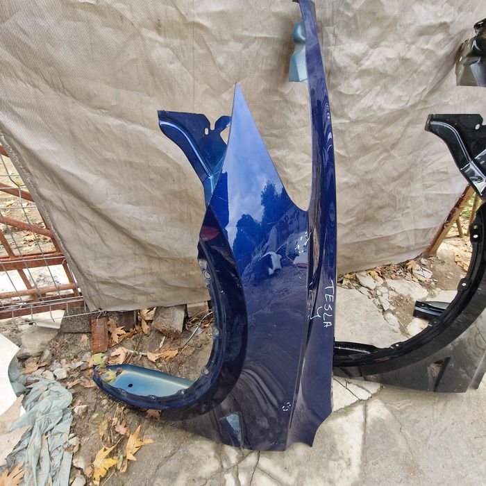 Tesla Y ляв калник