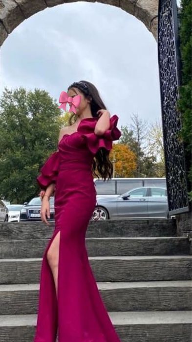 Елегантна дълга вечерна рокля в бордо с цепка – размер хс