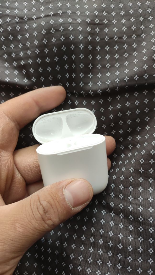 Продам оригинал кейс от airpods 2