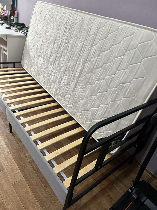 Кровать односпальная с матрасом