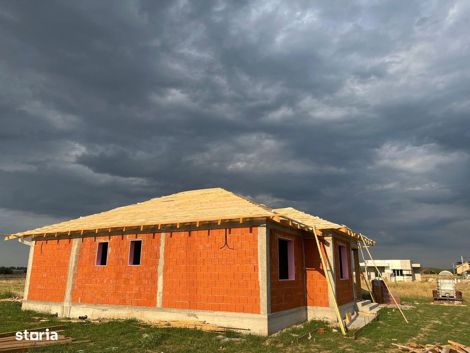 Casă cu 4 camere, 2 băi, bucătărie separată și terasă  Sântandrei