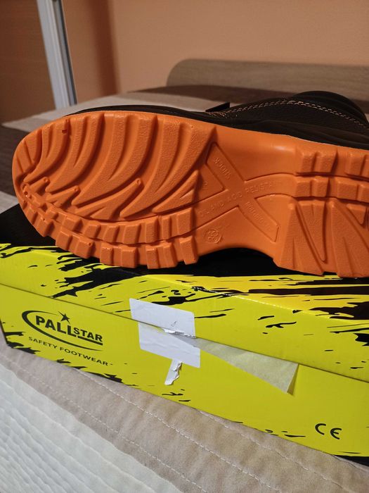 Работни защитни обувки със пластина.