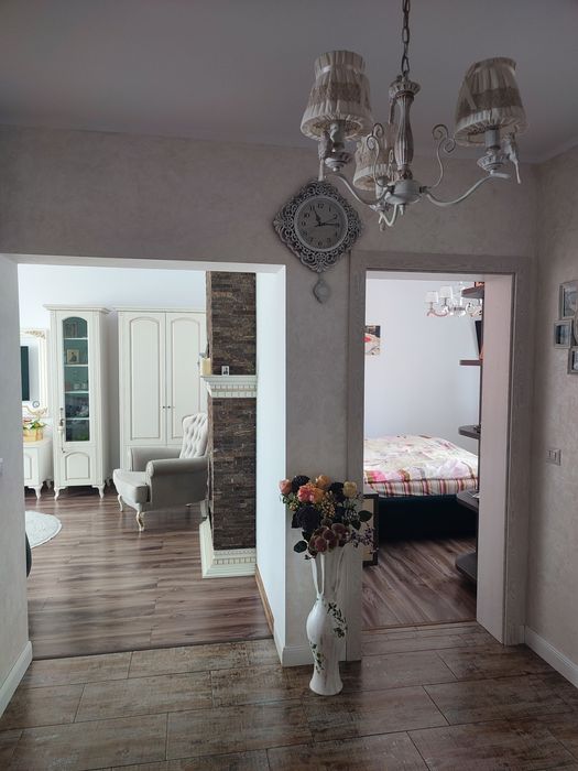 Apartament cu 3 camere decomandat + garaj