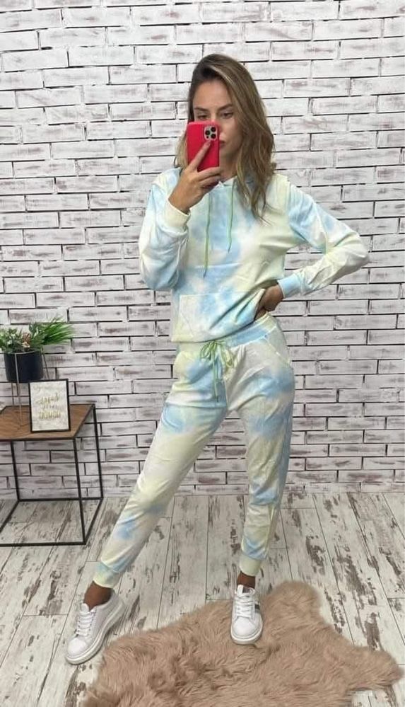 Женски екипи цветни
