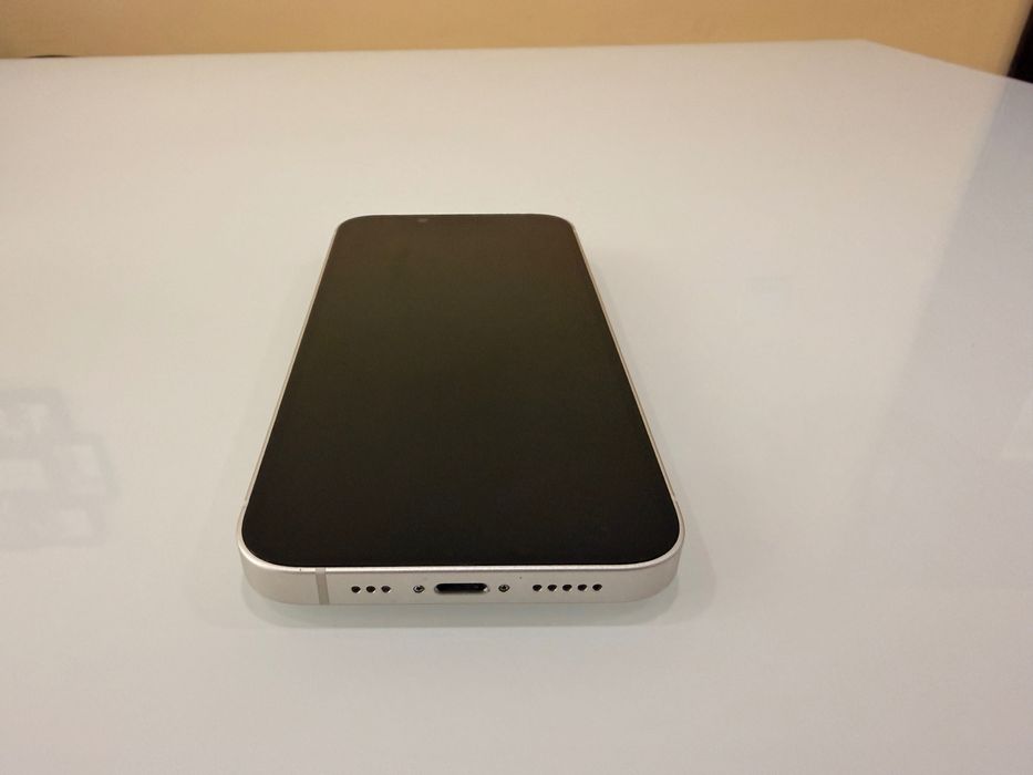iPhone 14 256GB Бял + слушалки