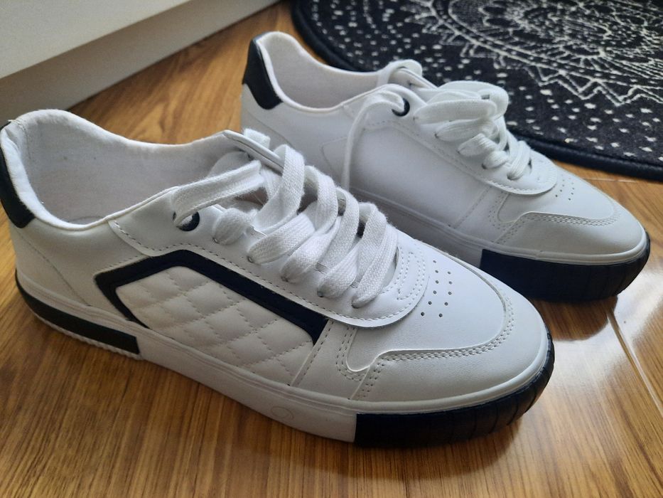 Vand adidasi noi, alb cu negru, nepurtati, de dama
