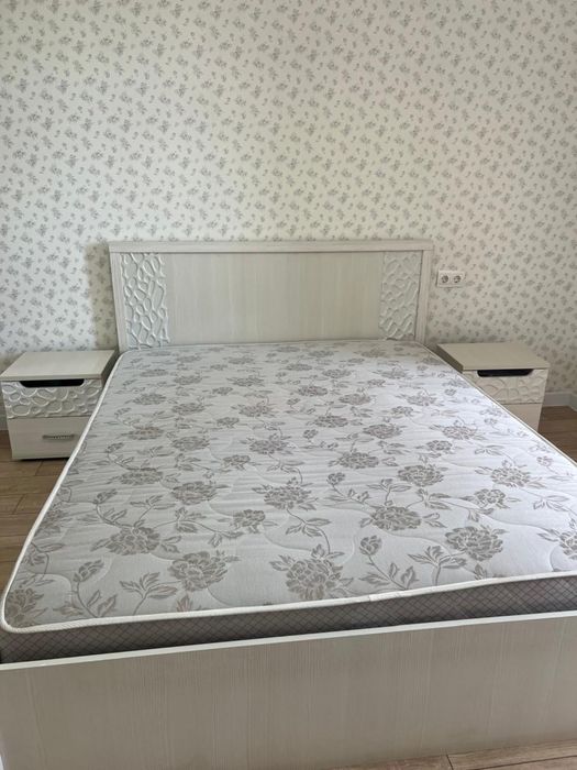 Кровать 160х200см, и 2 тумбы от него