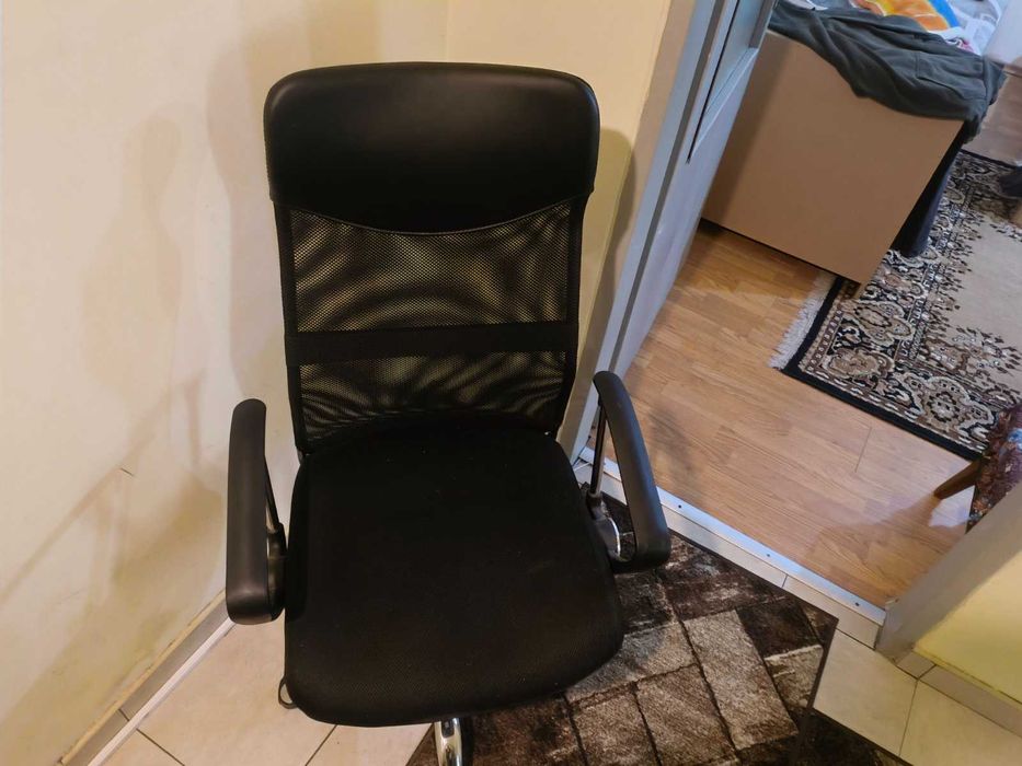 Продавам офис стол