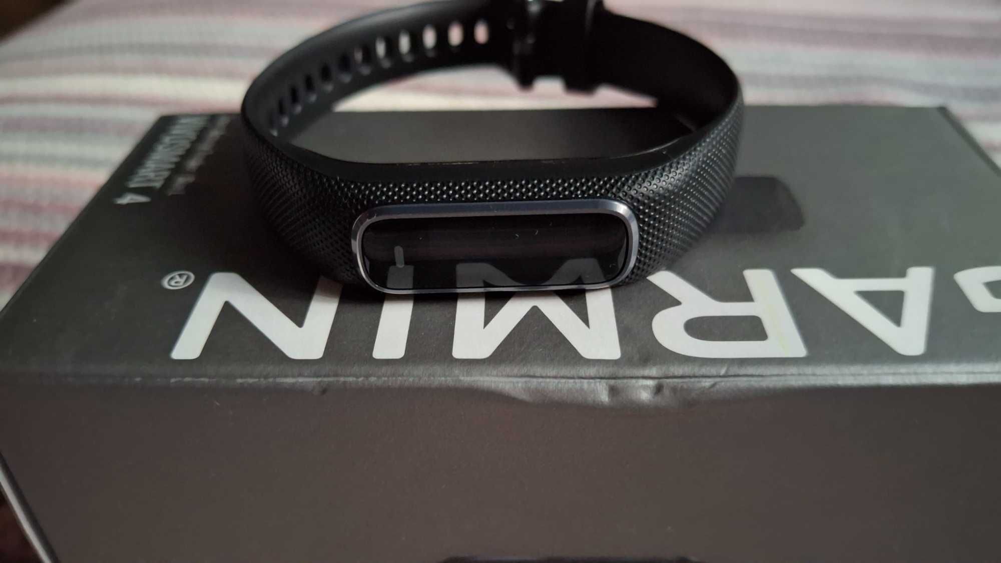 Фитнес гривна Garmin Vivosmart 4