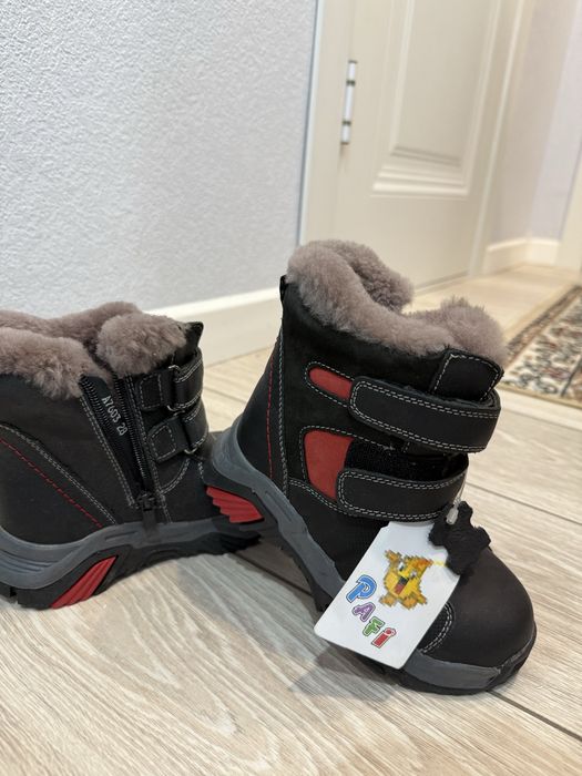 Срочно дешево зимние детские сапожки для мальчика продаютя торг.