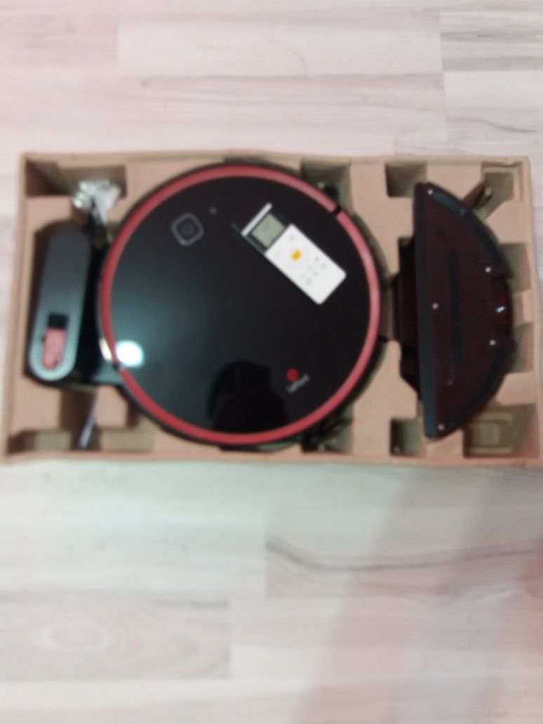 Vand robot apirator cu telecomanda aproape nou